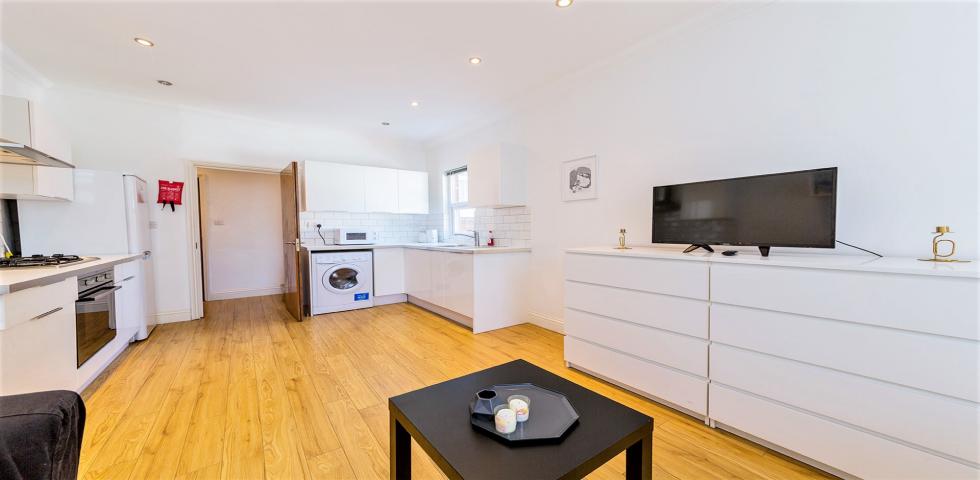 			3 Bedroom, 2 bath, 1 reception Flat			 Blenheim Gardens, Willesden Green